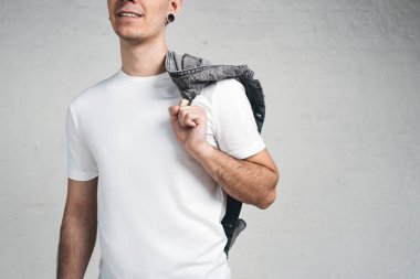 Şık genç adam beyaz boş t-shirt ve ceket, yatay stüdyo portre