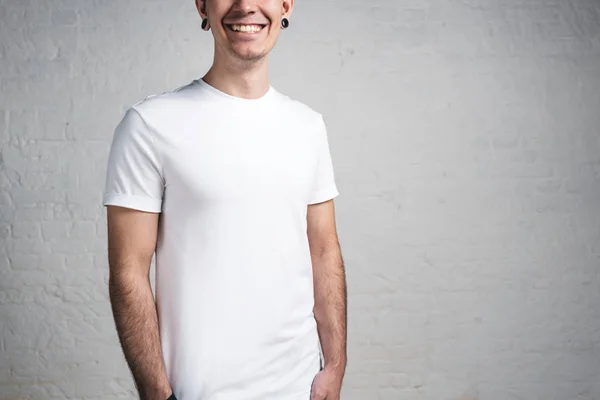Bliska Uśmiechający Się Młody Człowiek Biały Shirt Puste Portret Studio — Zdjęcie stockowe