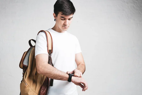Lekkoatletycznego Młody Człowiek Sobie Pustej Biały Shirt Plecak Smartwatch Studio — Zdjęcie stockowe