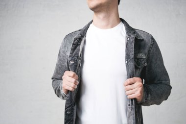 Boş beyaz t gömlek ve ceket giyen trendy adam. Stüdyo portre