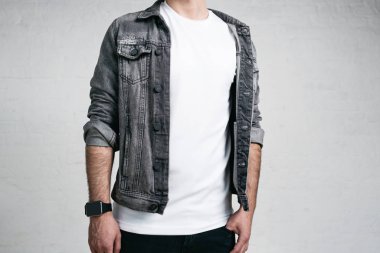 Beyaz boş t-shirt ve ceket giyen genç trendy adam. Stüdyo portre. Yatay