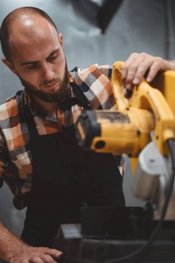 Hizmet mekanik servis istasyonu elektrikli taşlama tezgahı üzerinde çalışıyor. Makinelerin hizmet. Fabrikada iş akışı. Dikey