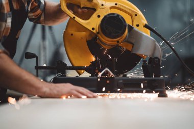 Mekanik açısal yakından görmek eller eylem, Zimpara kıvılcım sinek ayrı. Metal işleme fabrika üzerindeki işlem içinde çalışma.