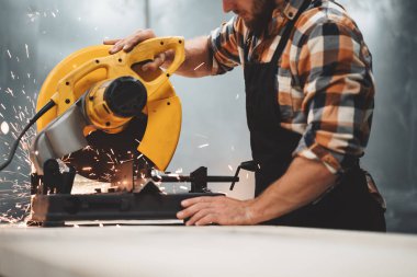 Makinist açısal eylem, Zimpara kıvılcım sinek ayrı. Metal işleme fabrika üzerindeki işlem içinde çalışır. Yatay