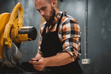 Sakallı hizmet mekanik elektrik Bileme Makinası Servis İstasyonu hizmet bir İngiliz anahtarı kullanır. Fabrikada iş akışı. Yatay