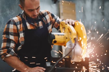 Güçlü mekanik elektrik üzerinde açısal çalışma Bileme Makinası metal işleme fabrikasında kıvılcım sinek ayrı. Bitki üzerindeki işlem içinde çalışır. Yatay. Parlama Efekti