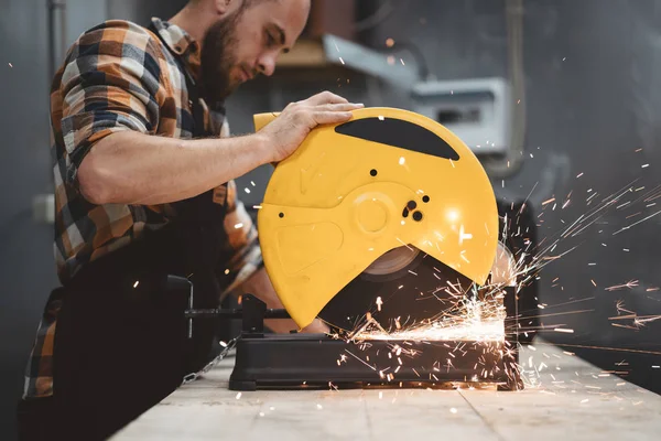 Sterke Bebaarde Monteur Bezig Met Haakse Slijpmachine Metaalbewerking Werken Actie — Stockfoto