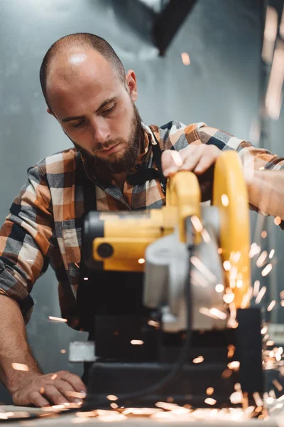 Bearded Worker Mechanic Using Electrical Angular Grinding Machine Metalworking Work — Stock Photo, Image