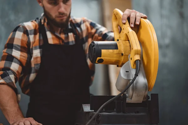 Strong Bearded Man Working Electrical Angular Grinding Machine Metalworking Factory — Stock Photo, Image