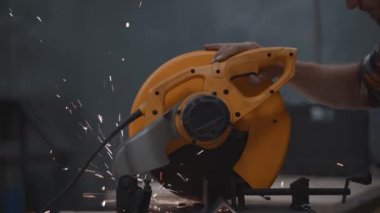Mekanik açısal yakından görmek eller eylem, Zimpara kıvılcım sinek ayrı. Metal işleme fabrika üzerindeki işlem içinde çalışma.