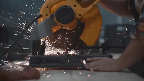 Крупним Планом Сильні Руки Механіка Використовуючи Електричний Кутовий Шліфувальний Апарат — стокове відео