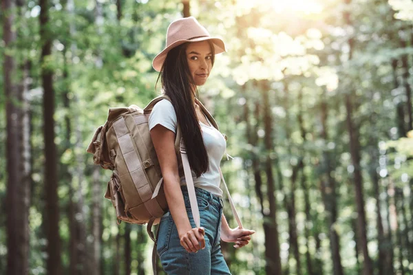 Pretty Traveling Woman Backpack Hat Standing Forest Young Hipster Girl — Stock Photo, Image