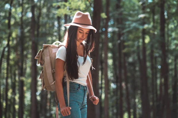 Traveler Hipster Girl Backpack Hat Walking Forest Trees — Stock Photo, Image