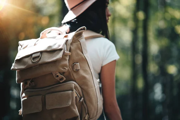 Visão Traseira Close Mochila Viajante Menina Hipster Usando Chapéu Jovem — Fotografia de Stock