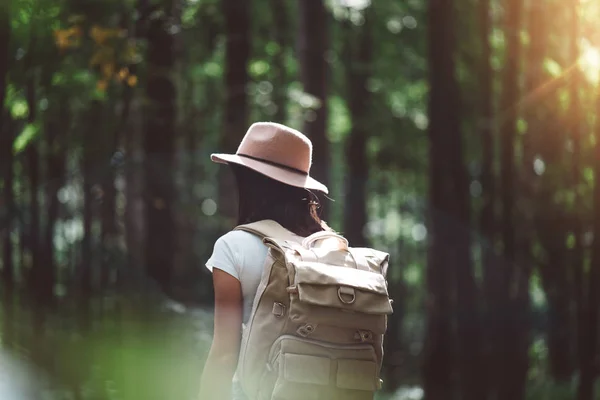 Back View Traveler Backpack Hipster Girl Wearing Hat Young Brave — Stock Photo, Image