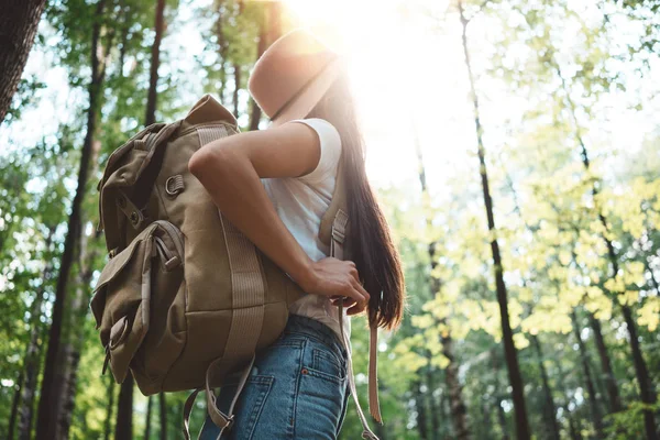 Vista Posterior Mochila Del Viajero Chica Hipster Con Sombrero Joven — Foto de Stock