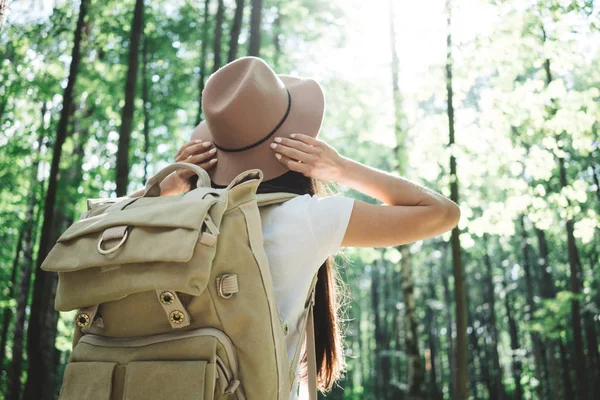 Widok Przystojny Podróżnik Hipster Dziewczyna Plecaka Kapelusz Spaceru Lesie Wśród — Zdjęcie stockowe