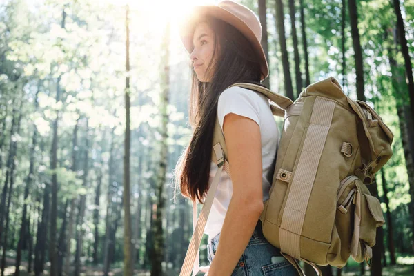 Pretty Traveling Woman Backpack Hat Standing Forest Young Hipster Girl — Stock Photo, Image