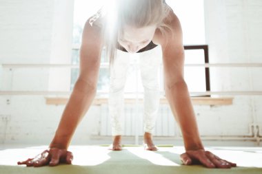 Sportif güçlü kadın CrossFit egzersiz yoga mat güneşli Sakız içinde yapıyor. Çekirdek egzersiz fitness mat beyaz spor yaparak genç kaslı kadın