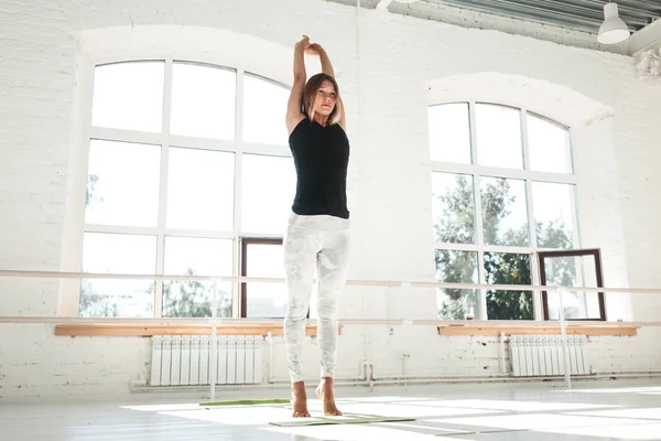 Schlankes Mädchen Das Einem Frühen Sonnigen Morgen Einem Weißen Fitnessstudio — Stockfoto