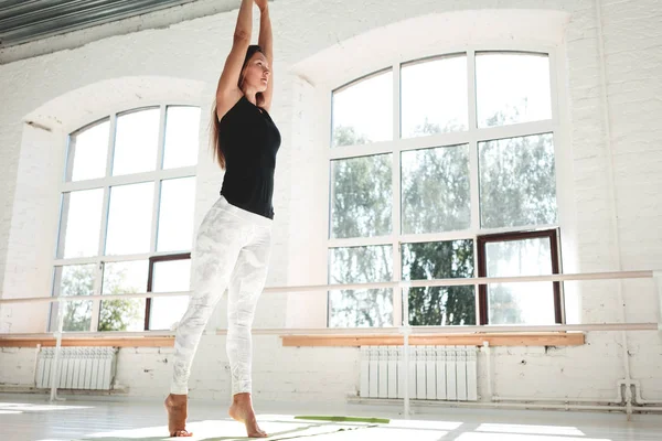 Fitnessfrau Macht Aufwärmübungen Fitnessstudio Weibchen Beim Training Frühen Morgen — Stockfoto