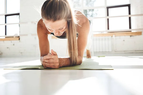 Passar Ung Kvinna Utövar Vit Interiör Gym Idrottskvinna Planka Träning — Stockfoto