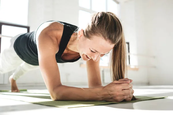 Deportiva Atleta Sonriente Haciendo Ejercicios Abdominales Gimnasio Blanco Soleado Mujer — Foto de Stock