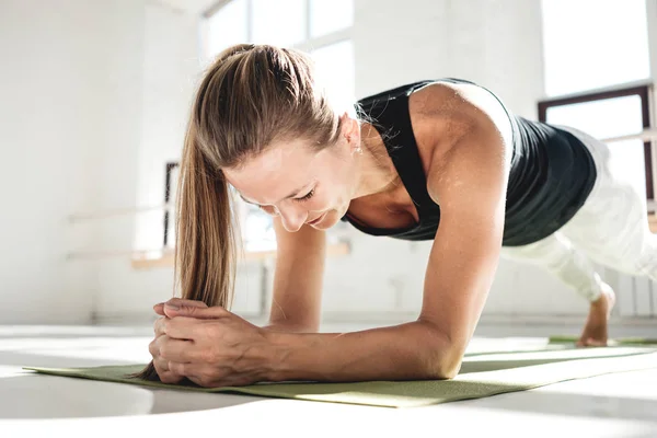 Deportiva Mujer Fuerte Haciendo Entrenamiento Crossfit Esterilla Yoga Chicle Soleado — Foto de Stock