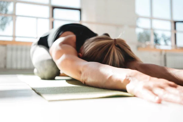 Joven Atleta Haciendo Ejercicio Yoga Esterilla Fitness Gimnasio Blanco Soleado — Foto de Stock