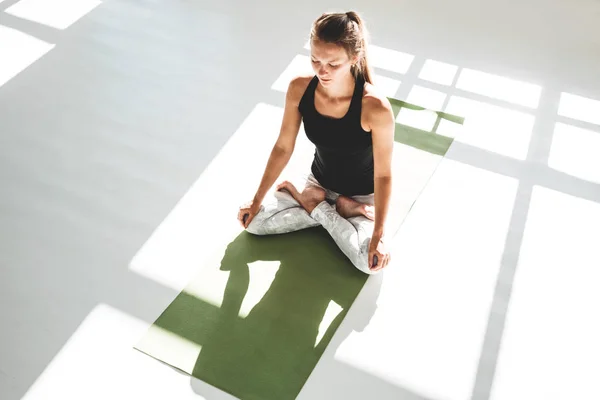 Ovanifrån Fitness Kvinna Practies Lotus Yogaställningarna Vit Solig Gym Tidigt — Stockfoto