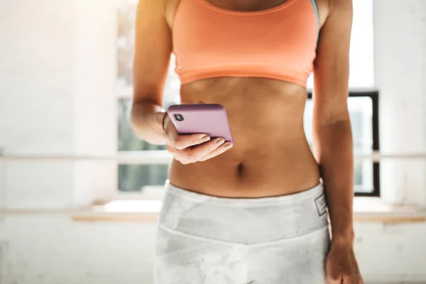 Vista Cerca Teléfono Inteligente Mano Mujer Deportiva Que Lleva Ropa — Foto de Stock