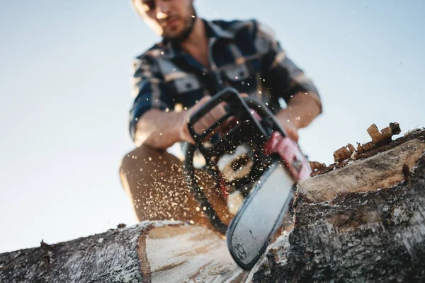 Närbild Syn Skäggiga Stark Lumberjack Klädd Rutig Skjorta Sågning Träd — Stockfoto