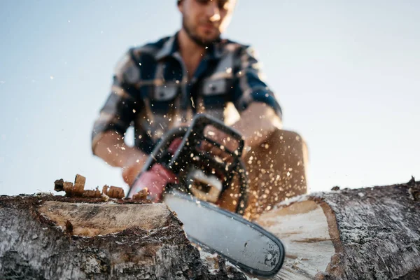 Profesyonel güçlü keresteci kereste fabrikası büyük bir sahada testere. Testere kullanarak ekose gömlek giymiş oduncu