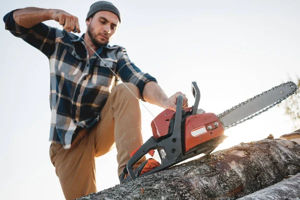 Kereste Üzerinde Chainsaw Ateşle Ekose Gömlek Giyen Güçlü Profesyonel Oduncu — Stok fotoğraf