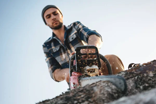 Skäggig Brutala Lumberjack Klädd Rutig Skjorta Sågning Träd Med Motorsåg — Stockfoto