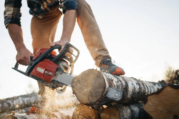 Professionell Lumberman Sågning Träd Sågverk Närbild Motorsågen Händerna — Stockfoto