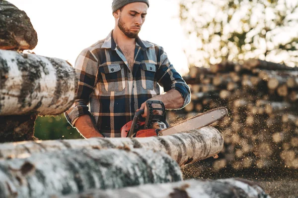 Fuerte Leñador Barbudo Camisa Cuadros Árbol Aserrado Con Motosierra Astillas — Foto de Stock