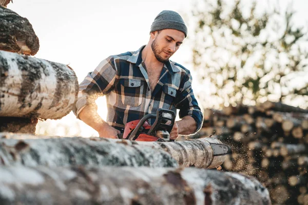 Fuerte Leñador Barbudo Árbol Aserrado Camisa Cuadros Con Motosierra — Foto de Stock