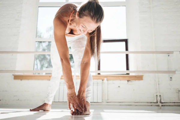 Junge Lächelnde Frau Bei Stretching Übungen Bein Indoor White Gym — Stockfoto