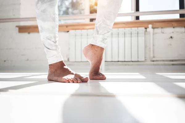 Vue Rapprochée Sur Ajustement Jambes Féminines Tient Sur Les Orteils — Photo