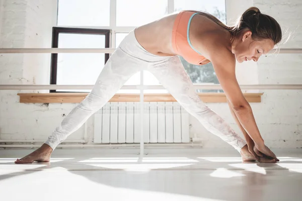 Stilig Garvade Vältränad Kvinna Som Bär Sportkläder Uppvärmning Och Stretching — Stockfoto