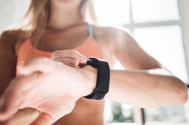 Fitness kadın egzersiz oturum sonra sonuçlarına smartwatch fitness app. sağlıklı yaşam konsepti denetler. Kadın atlet spor tracker bileklik Kol giyiyor