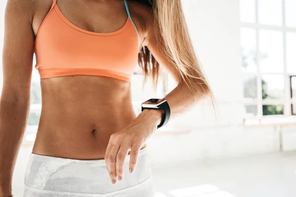 Fotografia Kobieta Sprawny Sesji Treningu Sprawdza Wyniki Smartwatch Aplikacji Fitness — Zdjęcie stockowe