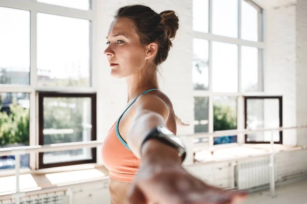 Porträt Einer Gut Aussehenden Sportlichen Frau Die Yoga Übungen Der — Stockfoto