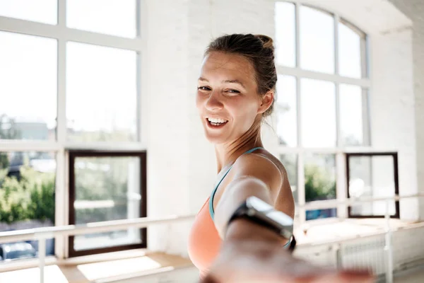 Retrato Mujer Feliz Guapo Practicar Ejercicios Yoga Interior Soleado Loft — Foto de Stock