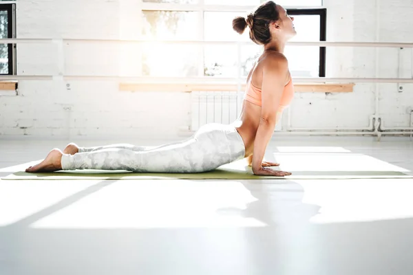 Gebräunte Fitte Frau Die Yoga Weißen Innenraum Praktiziert Athletisch Starke — Stockfoto