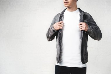 Şık genç adam beyaz boş t-shirt, yatay stüdyo portre