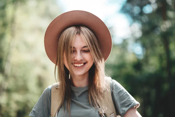 Joven Mujer Guapa Con Sombrero Viajando Sonriendo — Foto de Stock