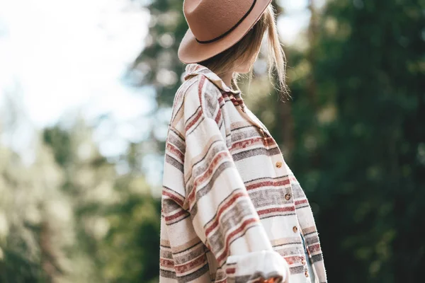 Joven Mujer Guapa Con Sombrero Viajando Sonriendo — Foto de Stock