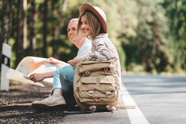 Couple Travelers Woman Man Sitting Road Looking Forward Joint Journey — Stock Photo, Image